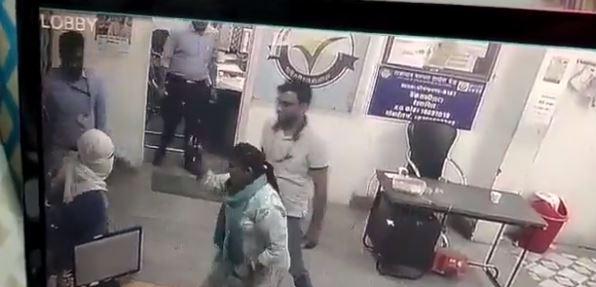 దొంగకు చుక్కలు చూపించిన బ్యాంక్ సిబ్బంది.. వీడియో దొంగకు చుక్కలు చూపించిన బ్యాంక్ సిబ్బంది.. వీడియో