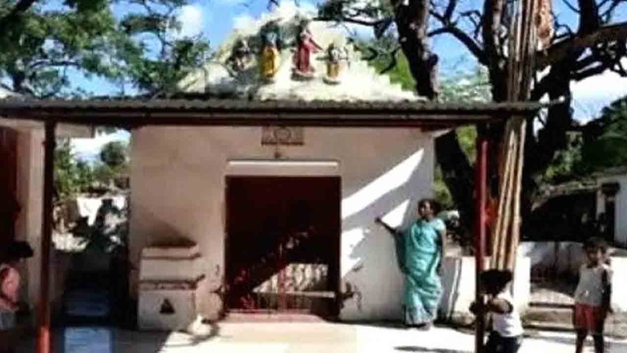 హనుమంతునికి, స్థానికులకు రైల్వే అధికారుల నొటీసులు.. ఎందుకంటే? హనుమంతునికి, స్థానికులకు రైల్వే అధికారుల నొటీసులు.. ఎందుకంటే?