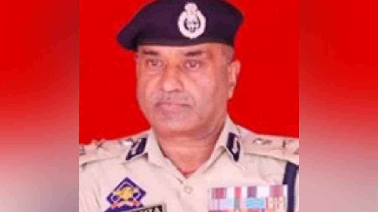 జమ్మూకశ్మీర్ జైళ్ల శాఖ డీజీ దారుణ హత్య జమ్మూకశ్మీర్ జైళ్ల శాఖ డీజీ దారుణ హత్య