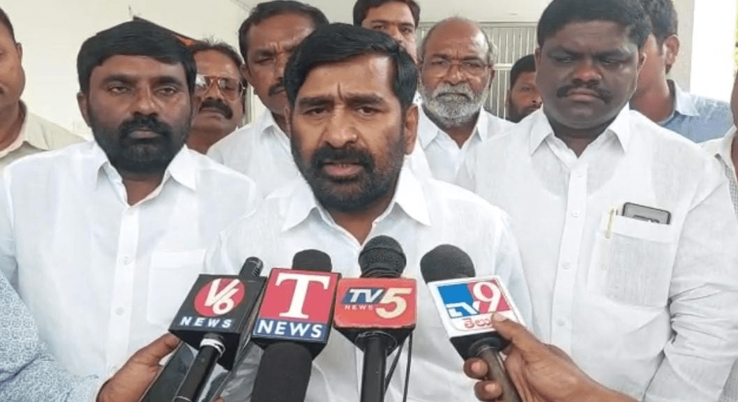 రాజగోపాల్ రెడ్డిపై ఈసీకి ఫిర్యాదు చేస్తాం: మంత్రి జగదీష్ రెడ్డి రాజగోపాల్ రెడ్డిపై ఈసీకి ఫిర్యాదు చేస్తాం: మంత్రి జగదీష్ రెడ్డి