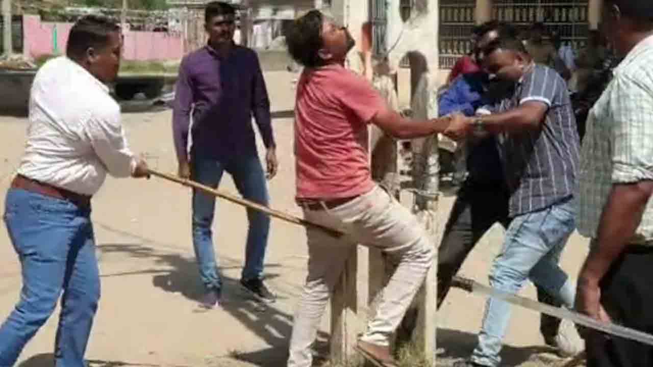 ఈవెంట్పై రాళ్ల దాడి.. యువకులను స్తంభానికి కట్టేసి చితక్కొట్టిన పోలీసులు (వీడియో) ఈవెంట్పై రాళ్ల దాడి.. యువకులను స్తంభానికి కట్టేసి చితక్కొట్టిన పోలీసులు (వీడియో)