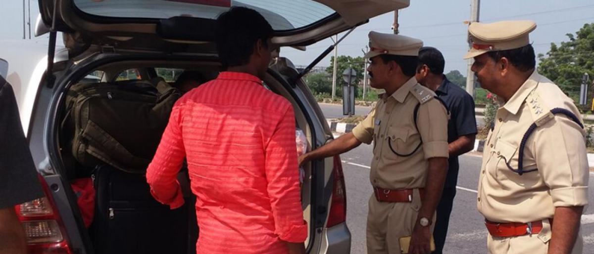 HYD-విజయవాడ హైవే: రూ.50వేలకు మించి నగదుతో ప్రయాణిస్తే.. ఆధారాలు తప్పనిసరి! HYD-విజయవాడ హైవే: రూ.50వేలకు మించి నగదుతో ప్రయాణిస్తే.. ఆధారాలు తప్పనిసరి!