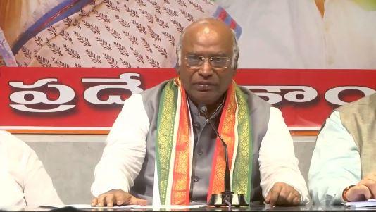 బీజేపీ చరిత్రలో ప్రజాస్వామ్యబద్ధంగా ఎన్నిక ఎప్పుడూ జరగలే: ఖర్గే బీజేపీ చరిత్రలో ప్రజాస్వామ్యబద్ధంగా ఎన్నిక ఎప్పుడూ జరగలే: ఖర్గే