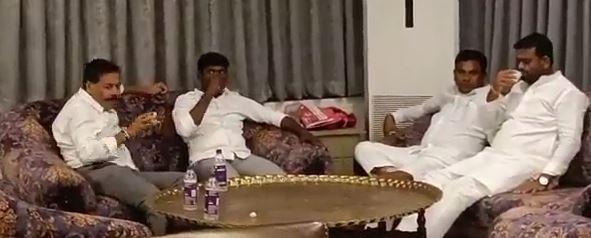 TRSఎమ్మెల్యేల కొనుగోలుకు ప్రయత్నం.. డబ్బు కట్టలతో పట్టుబడ్డ నలుగురు వ్యక్తులు TRSఎమ్మెల్యేల కొనుగోలుకు ప్రయత్నం.. డబ్బు కట్టలతో పట్టుబడ్డ నలుగురు వ్యక్తులు