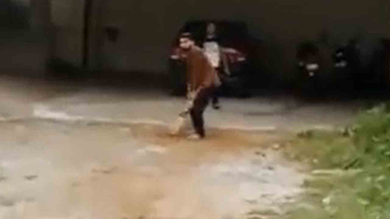 సంస్కృత భాషలో క్రికెట్ కామెంటరీ.. వీడియో వైరల్ సంస్కృత భాషలో క్రికెట్ కామెంటరీ.. వీడియో వైరల్