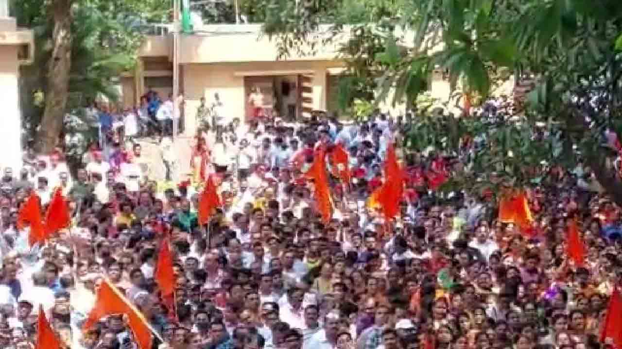 ఉద్ధవ్ ఠాక్రేకు షాక్.. ఏక్నాథ్ చెంతకు 3 వేల మంది ఉద్ధవ్ ఠాక్రేకు షాక్.. ఏక్నాథ్ చెంతకు 3 వేల మంది