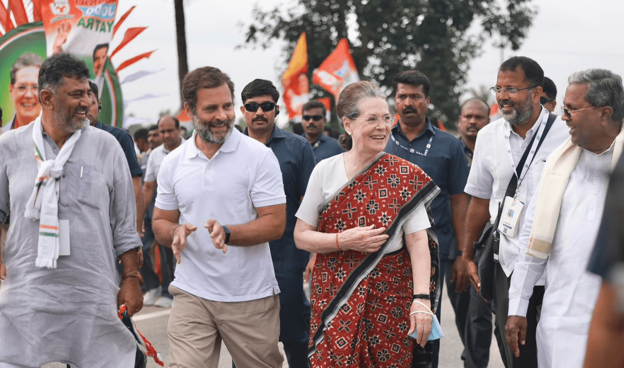 భారత్ జోడో యాత్ర.. రాహుల్ చెయ్యి పట్టుకుని నడిచిన సోనియా భారత్ జోడో యాత్ర.. రాహుల్ చెయ్యి పట్టుకుని నడిచిన సోనియా