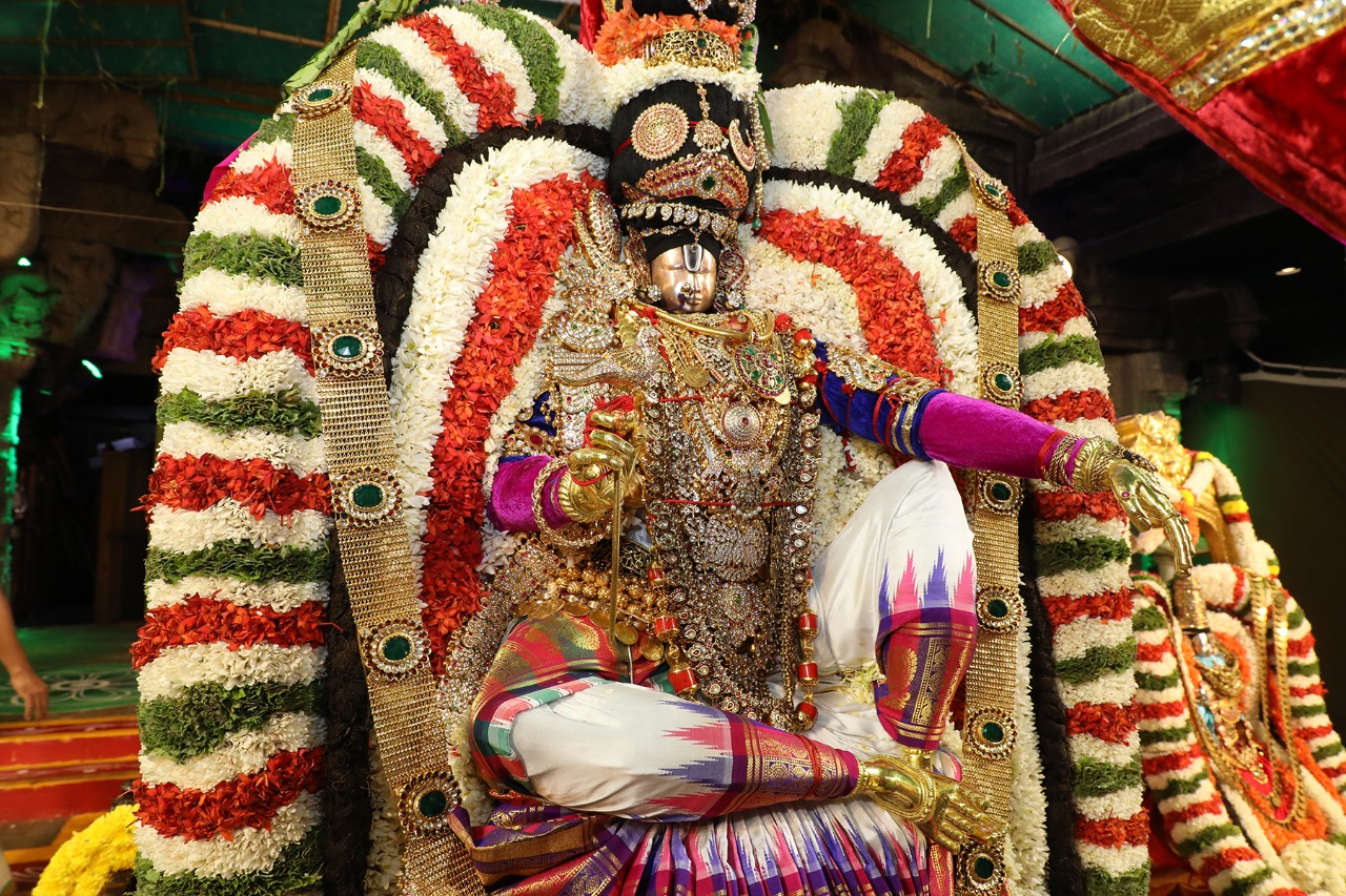 మోహినీ అలంకారంలో శ్రీ మలయప్పస్వామి మోహినీ అలంకారంలో శ్రీ మలయప్పస్వామి