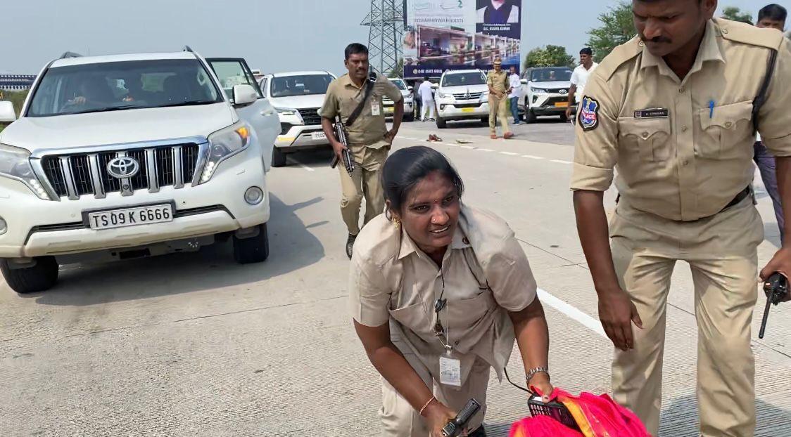 సీఎం కేసీఆర్ కాన్వాయ్ నుంచి జారిపడ్డ మహిళా పోలీసు సీఎం కేసీఆర్ కాన్వాయ్ నుంచి జారిపడ్డ మహిళా పోలీసు