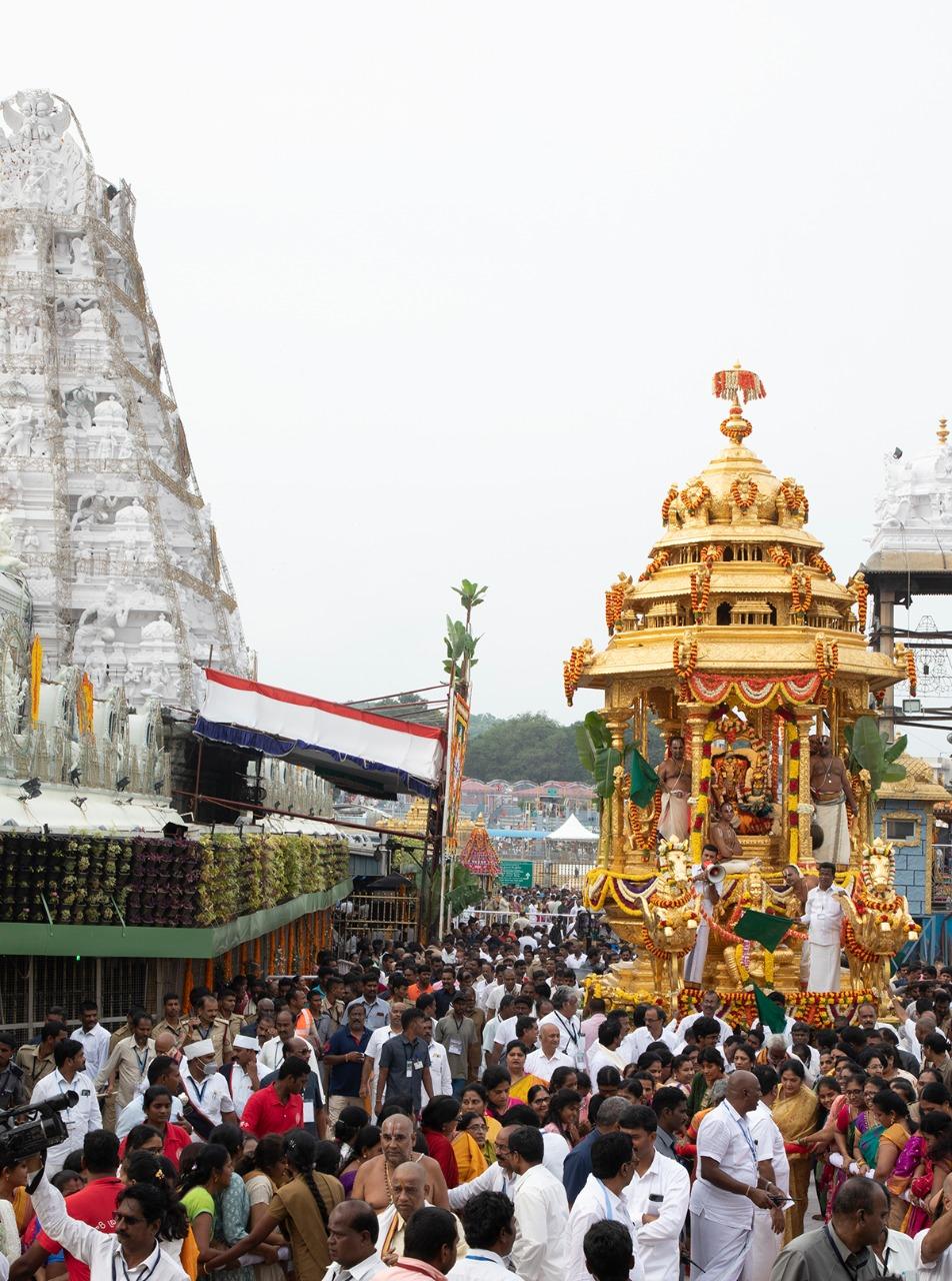 స్వర్ణరథంపై తిరుమాడ వీధుల్లో ‘శ్రీవారు’ స్వర్ణరథంపై తిరుమాడ వీధుల్లో ‘శ్రీవారు’