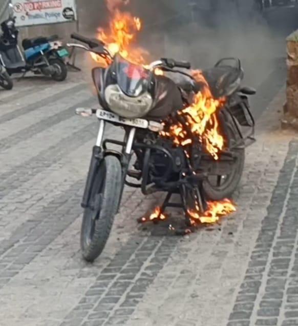 ట్రాఫిక్ పోలీసులు ఆపారని.. బైక్ను తగులబెట్టిన వాహనదారుడు(Video) ట్రాఫిక్ పోలీసులు ఆపారని.. బైక్ను తగులబెట్టిన వాహనదారుడు(Video)