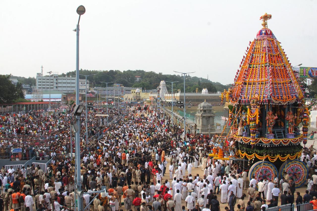 శ్రీవారి సాలకట్ల బ్రహ్మోత్సవాలు.. వేడుకగా రథోత్సవం శ్రీవారి సాలకట్ల బ్రహ్మోత్సవాలు.. వేడుకగా రథోత్సవం