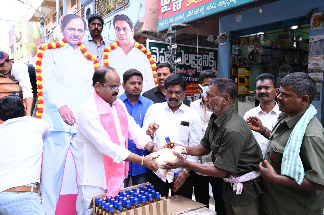 KCR జాతీయ పార్టీ.. మద్యం, కోళ్లు సరఫరా చేసిన TRS లీడర్ KCR జాతీయ పార్టీ.. మద్యం, కోళ్లు సరఫరా చేసిన TRS లీడర్