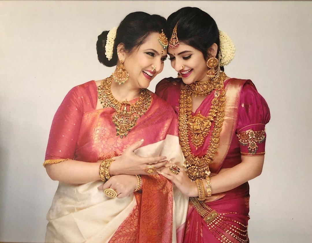 హీరోయిన్ శ్రీ లీల తల్లిపై మరో కేసు! హీరోయిన్ శ్రీ లీల తల్లిపై మరో కేసు!