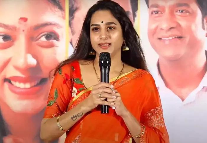 సురేఖా వాణి తట్టుకోలేక.. ఓపెన్ అయిపోయింది సురేఖా వాణి తట్టుకోలేక.. ఓపెన్ అయిపోయింది
