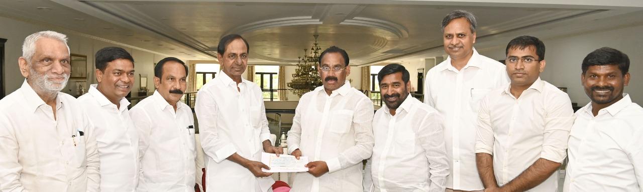 కూసుకుంట్లకు బీ-ఫామ్ అందజేసిన సీఎం కేసీఆర్ కూసుకుంట్లకు బీ-ఫామ్ అందజేసిన సీఎం కేసీఆర్