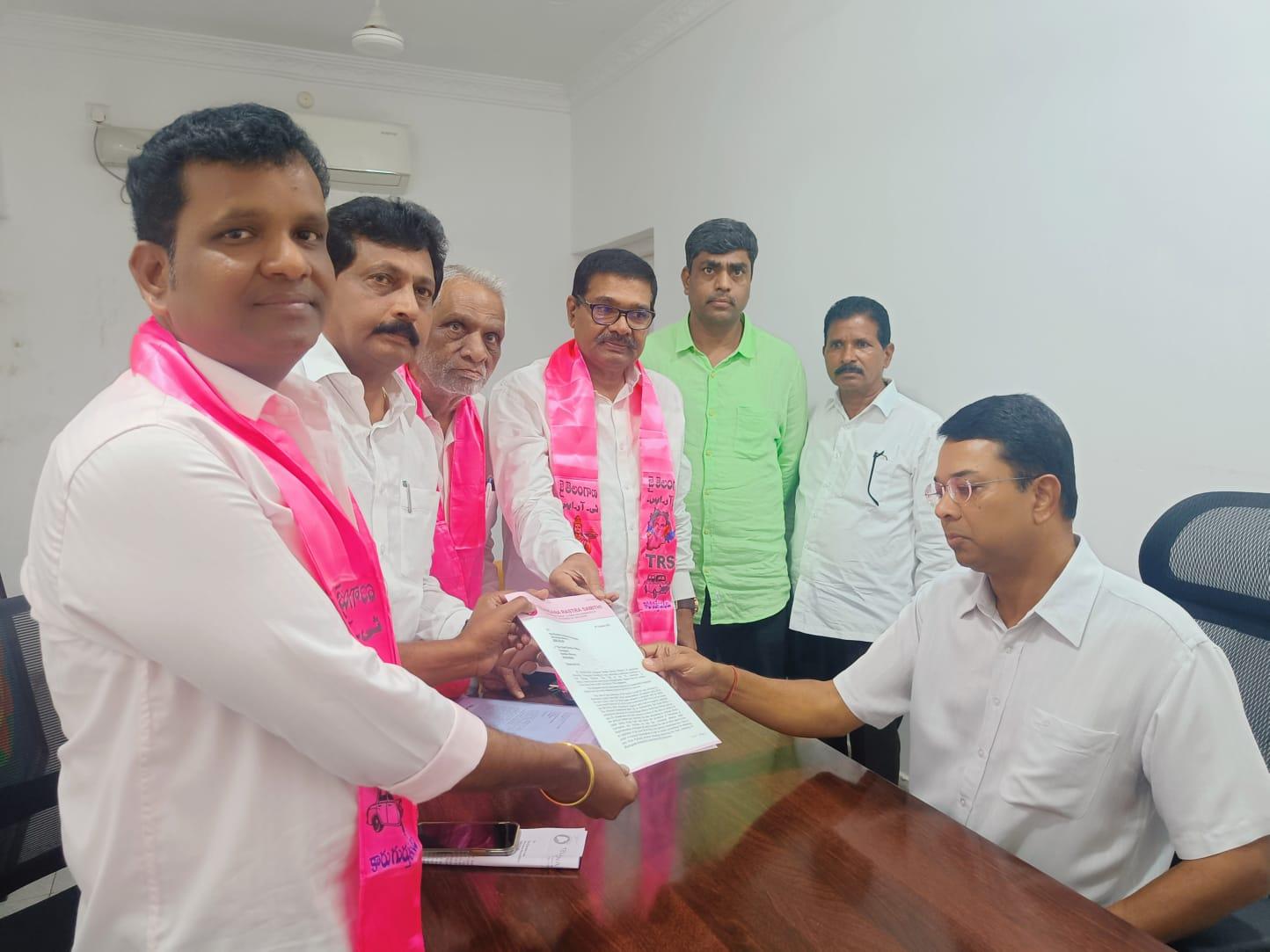 కోమటిరెడ్డి రాజగోపాల్రెడ్డిపై సీఈవోకు ఫిర్యాదు కోమటిరెడ్డి రాజగోపాల్రెడ్డిపై సీఈవోకు ఫిర్యాదు
