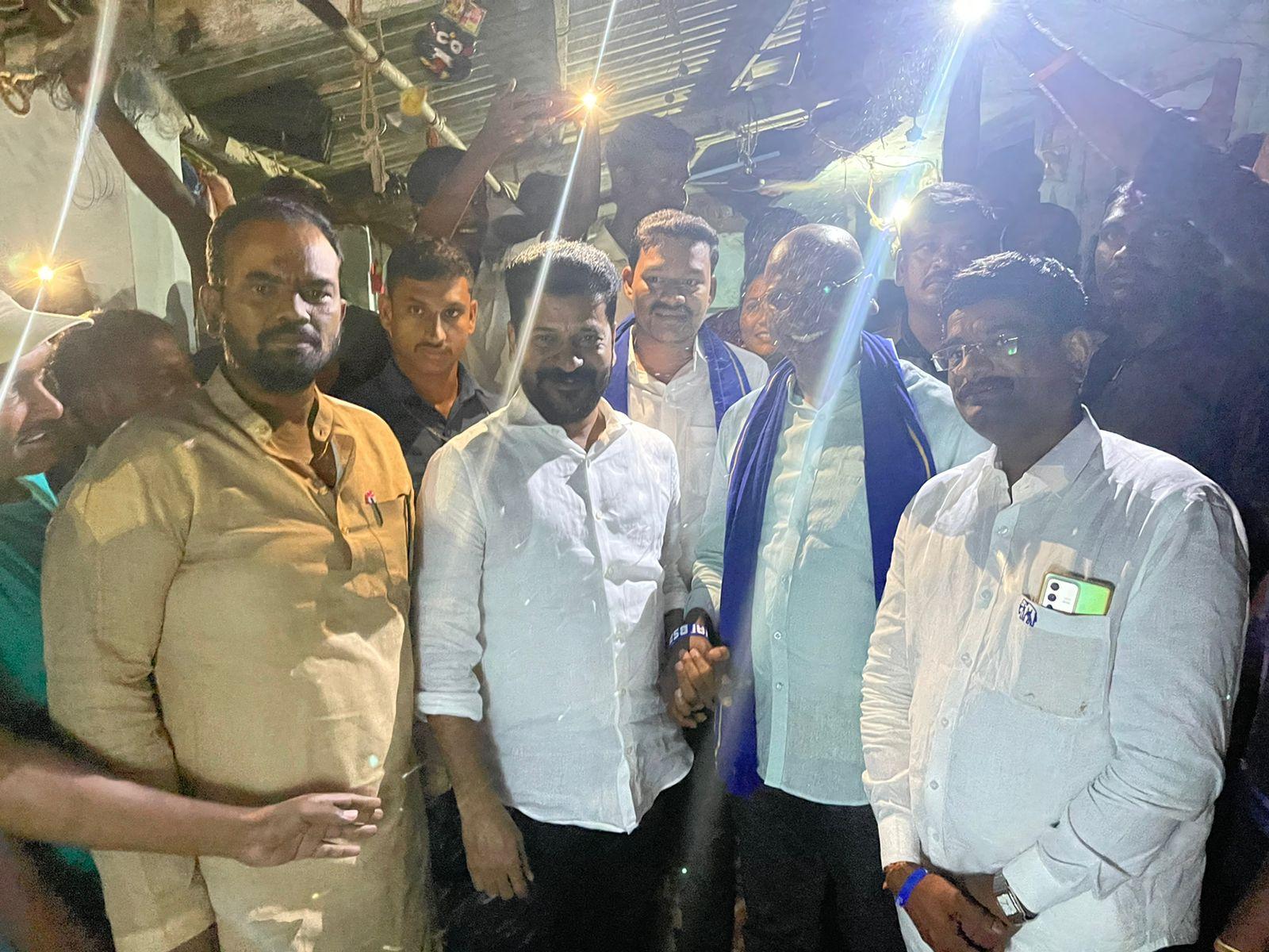 మునుగోడు: ఒకరికొకరు ఎదురుపడ్డ RS ప్రవీణ్, రేవంత్ రెడ్డి మునుగోడు: ఒకరికొకరు ఎదురుపడ్డ RS ప్రవీణ్, రేవంత్ రెడ్డి