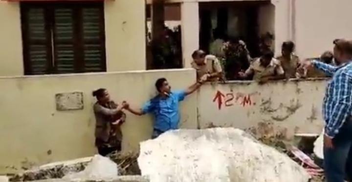 పెట్రోల్ పోసుకుని దంపతుల ఆత్మహత్యాయత్నం.. వెలగని అగ్గిపుల్ల! పెట్రోల్ పోసుకుని దంపతుల ఆత్మహత్యాయత్నం.. వెలగని అగ్గిపుల్ల!