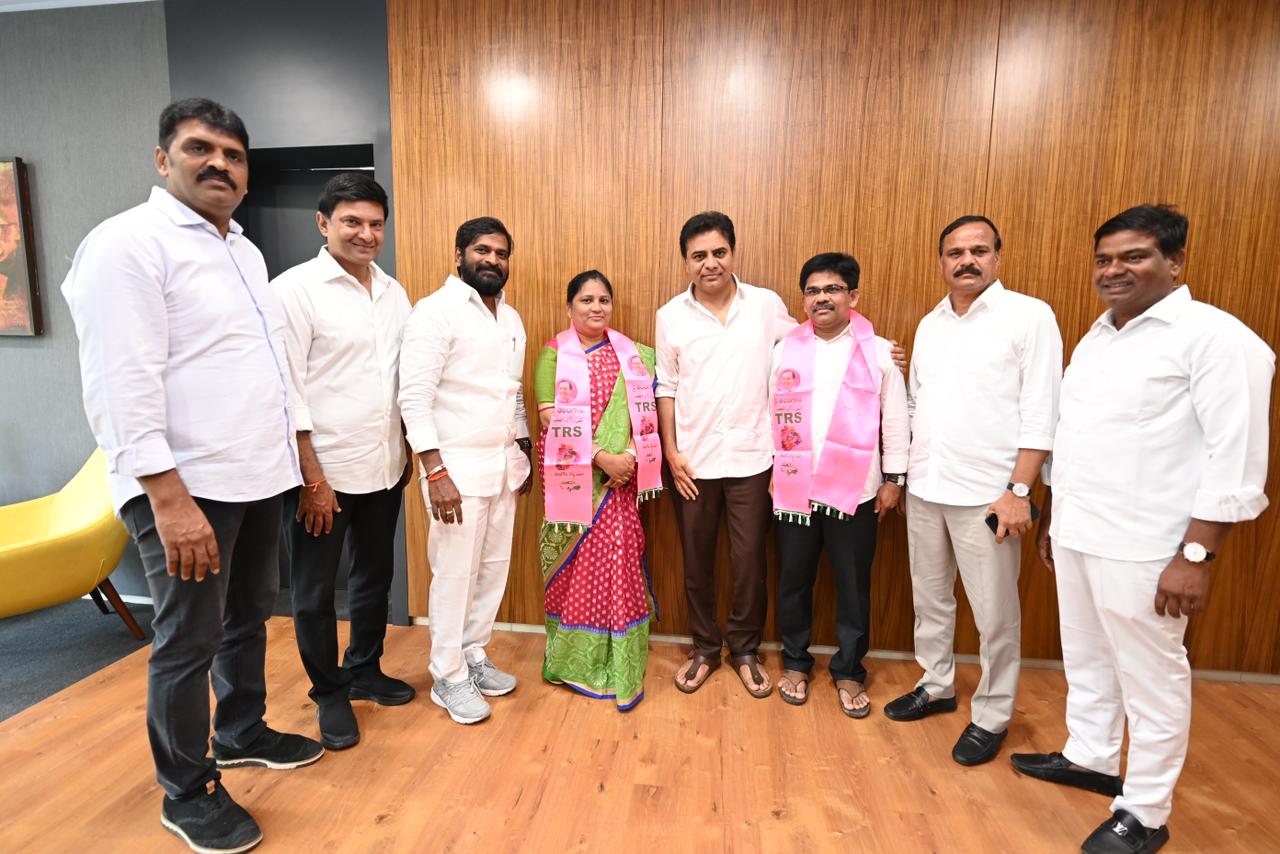 బ్రేకింగ్: TRSలో చేరిన పల్లె రవికుమార్ దంపతులు బ్రేకింగ్: TRSలో చేరిన పల్లె రవికుమార్ దంపతులు