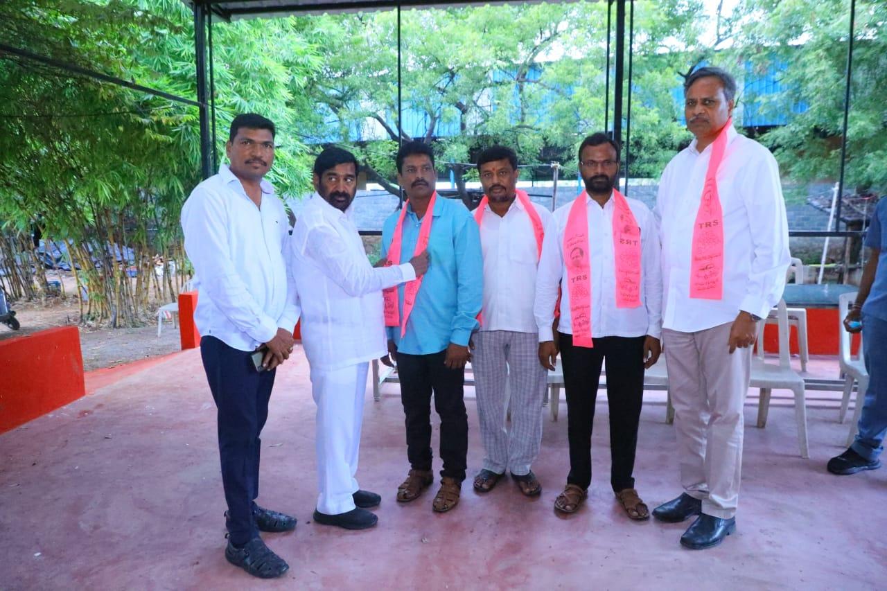 మునుగోడు: ఓ వైపు మంత్రి కిషన్రెడ్డి ప్రచారం.. మరోవైపు టీఆర్ఎస్లో చేరిన BJP నేతలు మునుగోడు: ఓ వైపు మంత్రి కిషన్రెడ్డి ప్రచారం.. మరోవైపు టీఆర్ఎస్లో చేరిన BJP నేతలు