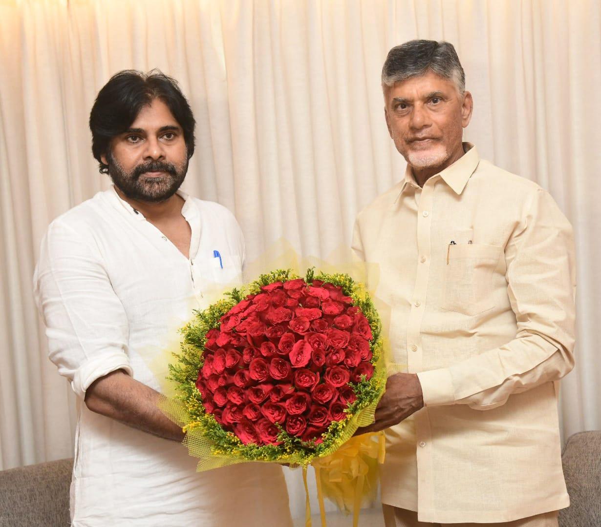 పవన్కల్యాణ్తో చంద్రబాబు భేటీ.. ఏపీ రాజకీయాల్లో కీలక పరిణామాలు పవన్కల్యాణ్తో చంద్రబాబు భేటీ.. ఏపీ రాజకీయాల్లో కీలక పరిణామాలు