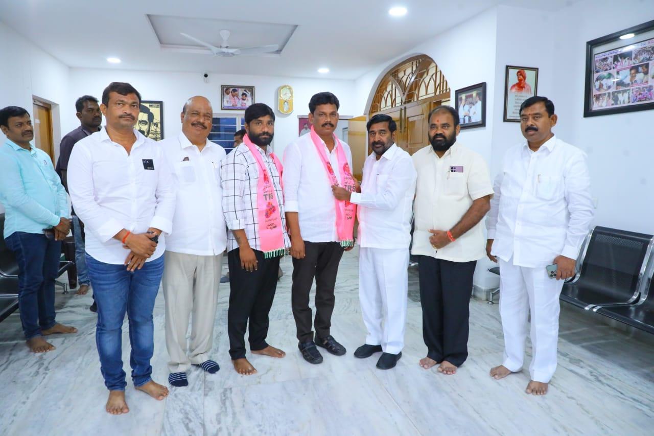 రాజగోపాల్ రెడ్డికి షాకిచ్చిన ఆ ఇద్దరు.. TRSలో చేరిక రాజగోపాల్ రెడ్డికి షాకిచ్చిన ఆ ఇద్దరు.. TRSలో చేరిక