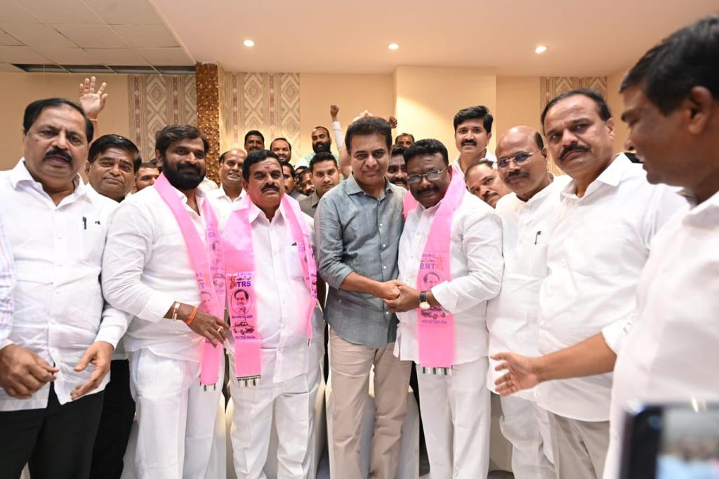 బ్రేకింగ్: TRSలో చేరిన స్వామి గౌడ్, దాసోజు శ్రవణ్ బ్రేకింగ్: TRSలో చేరిన స్వామి గౌడ్, దాసోజు శ్రవణ్
