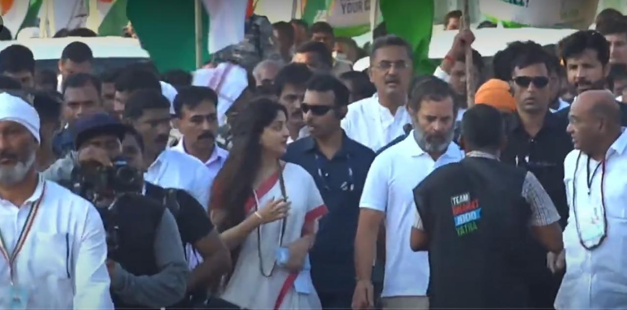 రాహుల్ పాదయాత్రలో సినీ నటి పూనమ్ కౌర్ రాహుల్ పాదయాత్రలో సినీ నటి పూనమ్ కౌర్