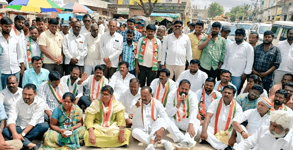 టీఆర్ఎస్, బీజేపీ కలిపి పన్నిన కుట్ర: పాల్వాయి స్రవంతి టీఆర్ఎస్, బీజేపీ కలిపి పన్నిన కుట్ర: పాల్వాయి స్రవంతి