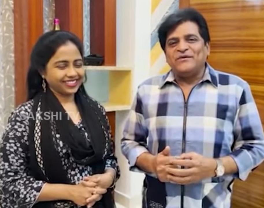 నవ్వలేక నవ్వుతున్న ఆలీ.. దంచినమ్మకు బుక్కిందే కూలీ! నవ్వలేక నవ్వుతున్న ఆలీ.. దంచినమ్మకు బుక్కిందే కూలీ!