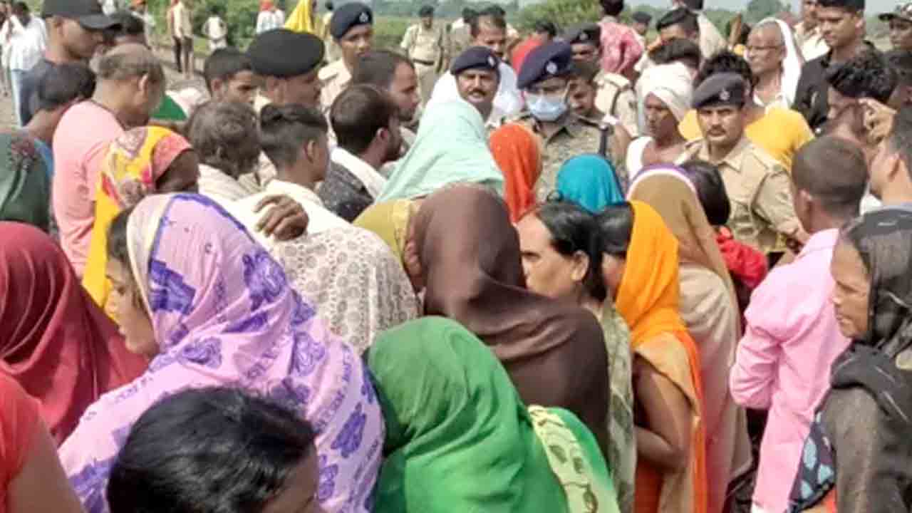 నకలు చిటీలు ఇస్తే.. లవ్ లెటర్ అనుకొని యువకున్ని ముక్కలుగా నరికేశారు.. నకలు చిటీలు ఇస్తే.. లవ్ లెటర్ అనుకొని యువకున్ని ముక్కలుగా నరికేశారు..