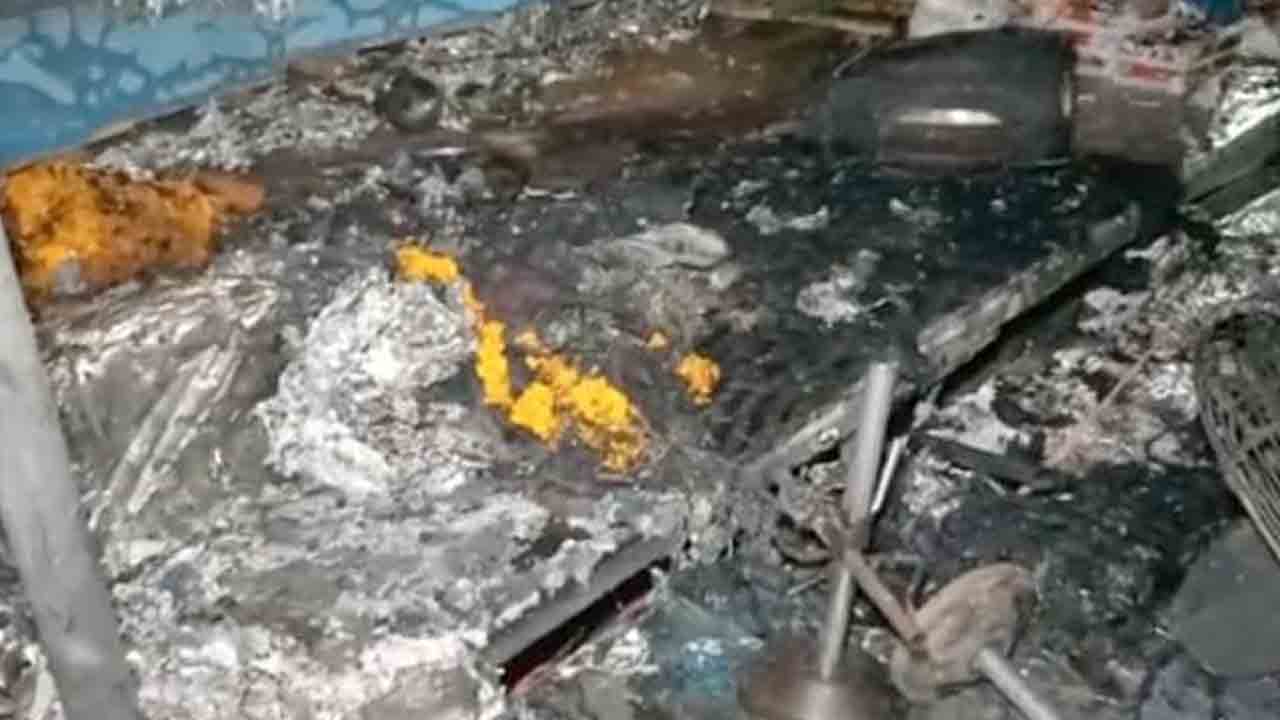 దుర్గామాత మందిరంలో అగ్నిప్రమాదం.. ముగ్గురు మృతి దుర్గామాత మందిరంలో అగ్నిప్రమాదం.. ముగ్గురు మృతి
