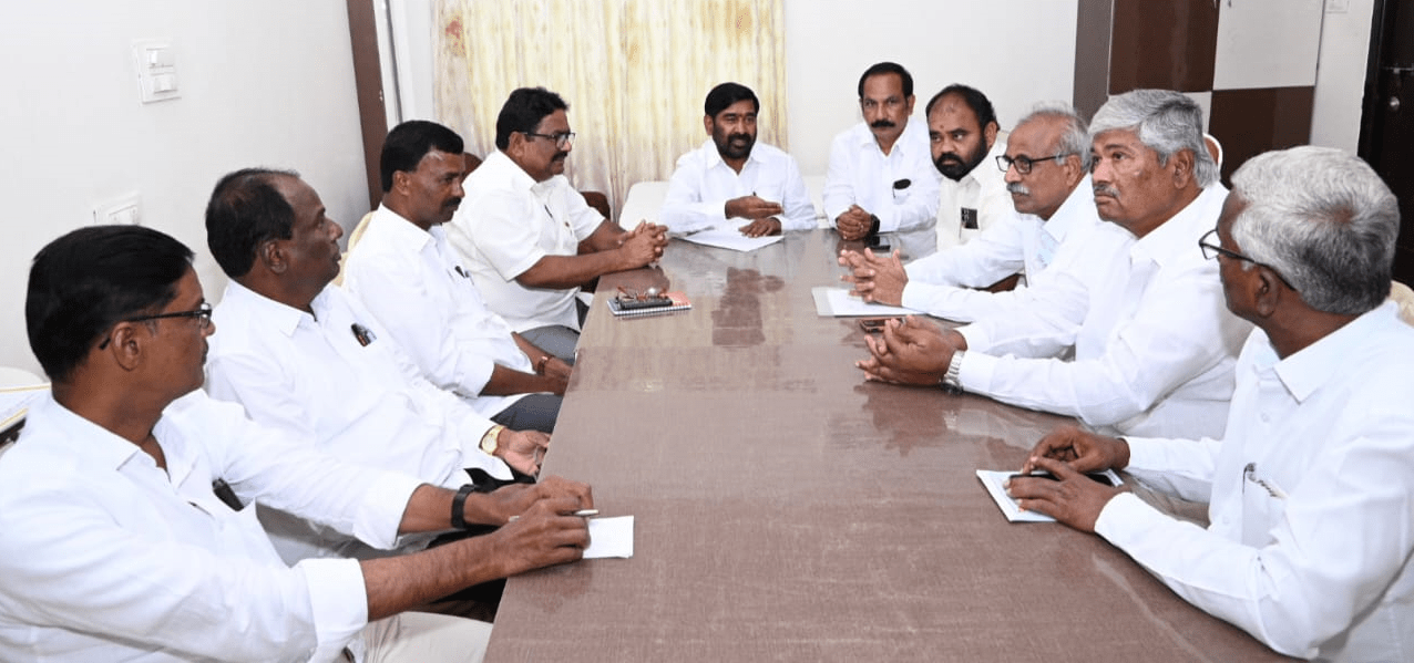 సీపీఐ, సీపీఎం నేతలతో మంత్రి జగదీశ్ రెడ్డి సమావేశం సీపీఐ, సీపీఎం నేతలతో మంత్రి జగదీశ్ రెడ్డి సమావేశం