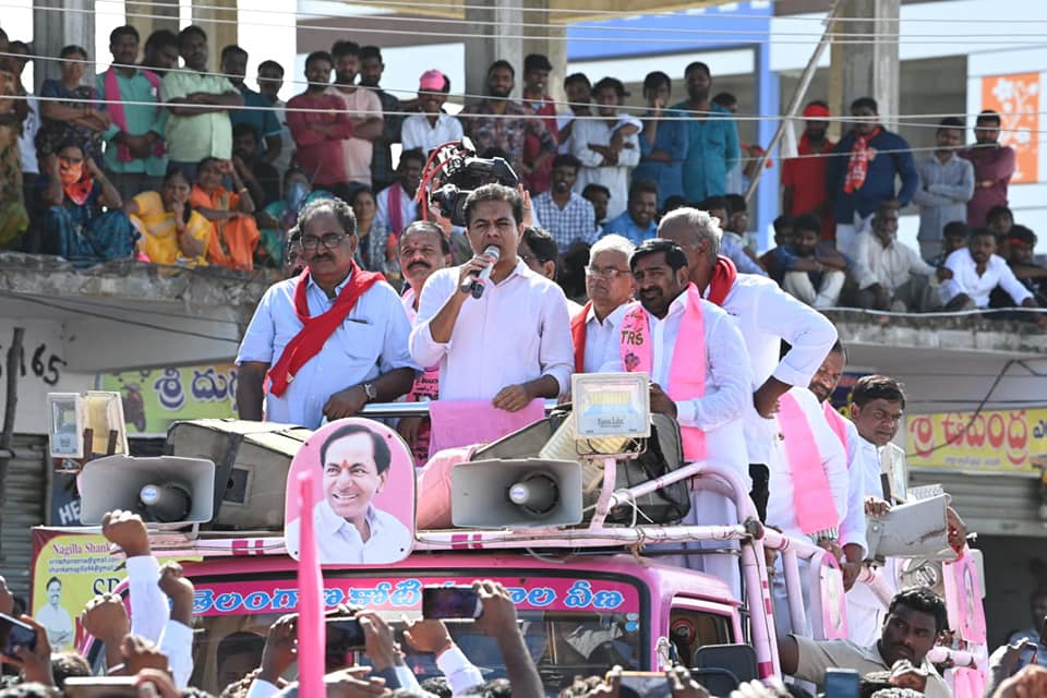కోమటిరెడ్డి రాజగోపాల్ రెడ్డిపై నిప్పులు చెరిగిన కేటీఆర్ కోమటిరెడ్డి రాజగోపాల్ రెడ్డిపై నిప్పులు చెరిగిన కేటీఆర్