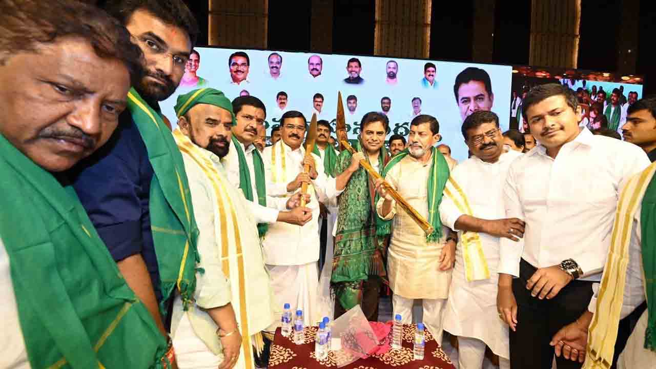 ఒక్క రాజగోపాల్ రెడ్డి ధనవంతుడైతే.. ప్రజలు ధనవంతులు కారు: కేటీఆర్ ఒక్క రాజగోపాల్ రెడ్డి ధనవంతుడైతే.. ప్రజలు ధనవంతులు కారు: కేటీఆర్