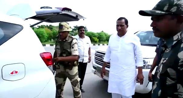 మంత్రి మల్లారెడ్డి వాహనాన్ని తనిఖీ చేసిన కేంద్ర బలగాలు.. అసహనం మంత్రి మల్లారెడ్డి వాహనాన్ని తనిఖీ చేసిన కేంద్ర బలగాలు.. అసహనం