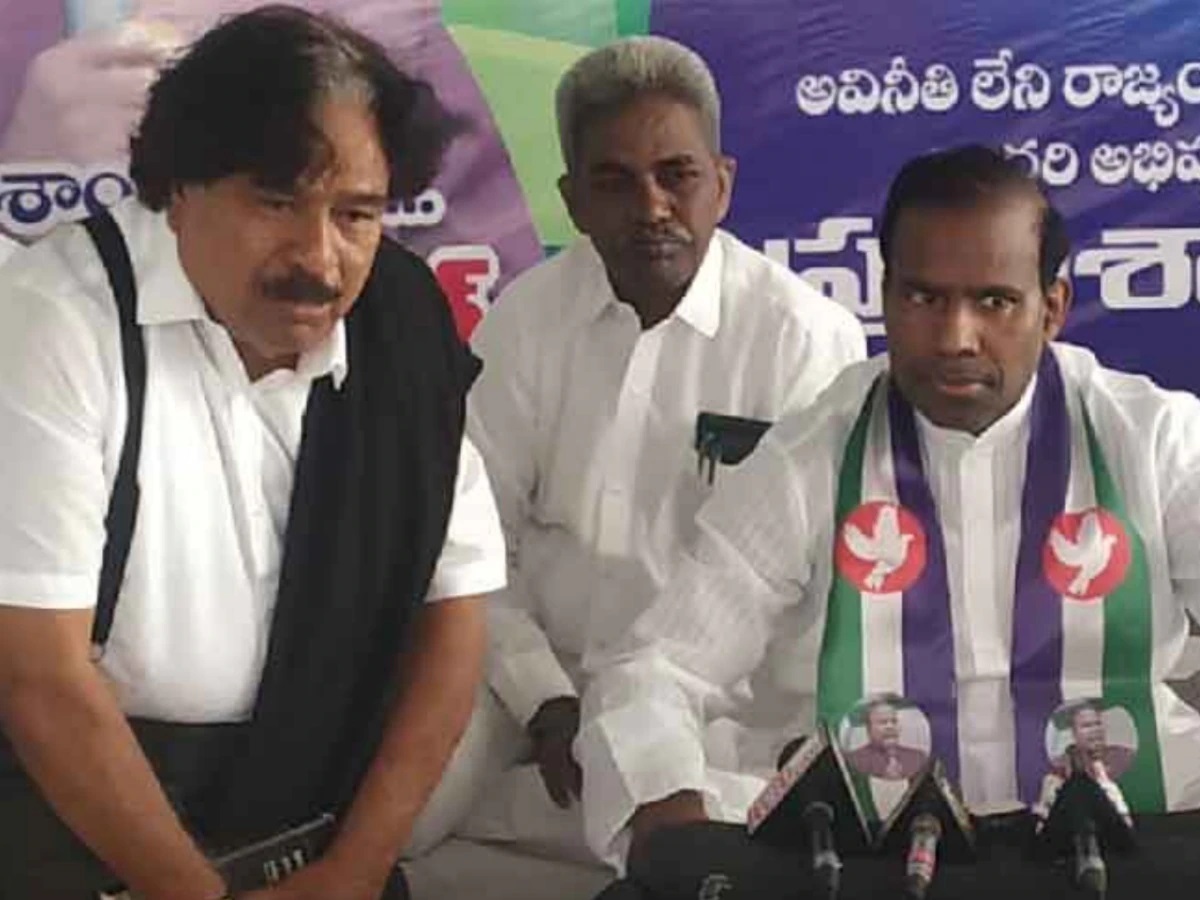 మునుగోడు బరిలో గద్దర్.. ప్రజాశాంతి పార్టీ అభర్థిగా! మునుగోడు బరిలో గద్దర్.. ప్రజాశాంతి పార్టీ అభర్థిగా!