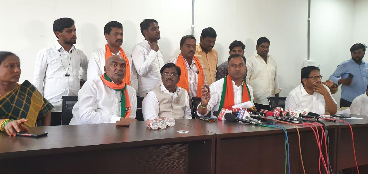 KCR ఫామ్హౌస్లోని 600 ఎకరాలు ‘ధరణి’లో లేవు: రాజగోపాల్ రెడ్డి KCR ఫామ్హౌస్లోని 600 ఎకరాలు ‘ధరణి’లో లేవు: రాజగోపాల్ రెడ్డి