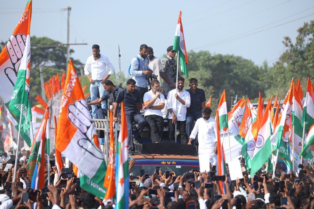 తెలంగాణలో రాహుల్ పాదయాత్ర.. ఘనంగా స్వాగతం పలికిన రేవంత్ రెడ్డి తెలంగాణలో రాహుల్ పాదయాత్ర.. ఘనంగా స్వాగతం పలికిన రేవంత్ రెడ్డి