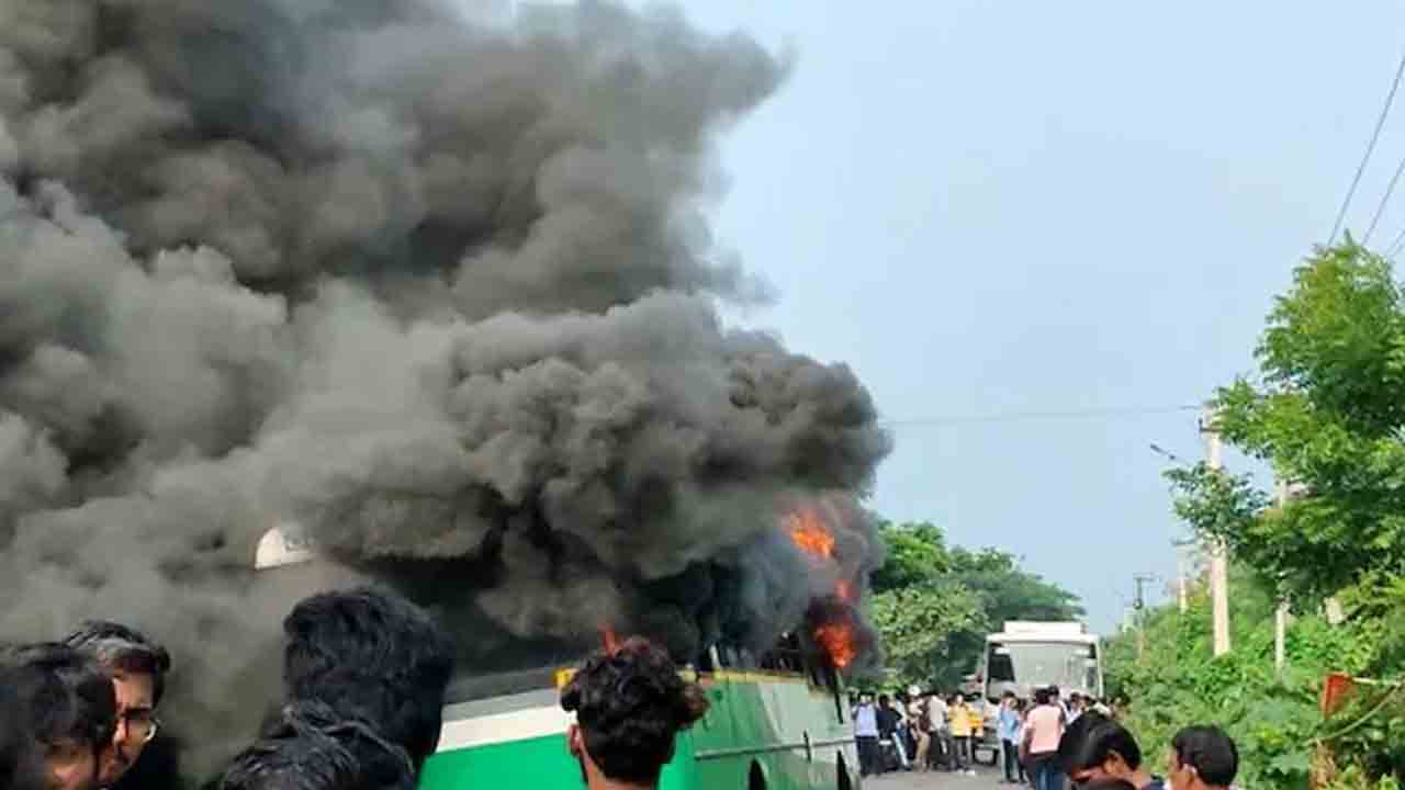 ఆర్టీసీ బస్సులో ఎగిసిపడ్డ మంటలు.. బస్సులో 60 మంది ఆర్టీసీ బస్సులో ఎగిసిపడ్డ మంటలు.. బస్సులో 60 మంది