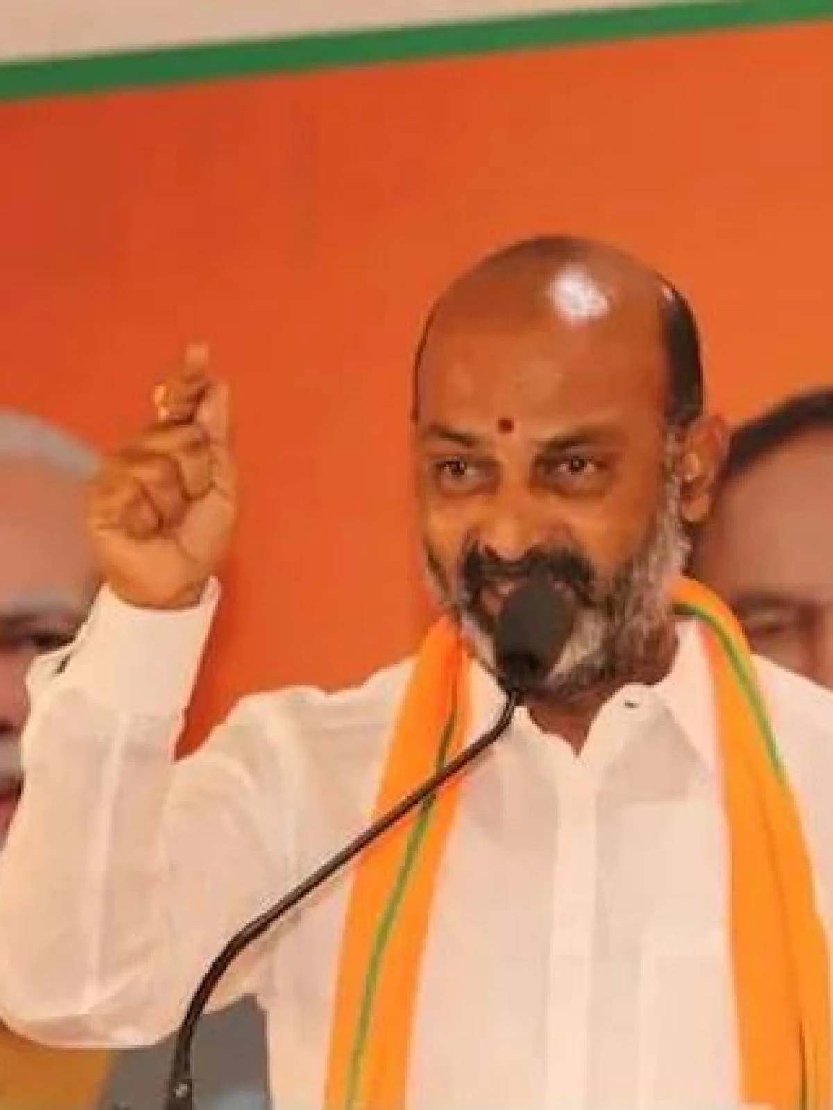 ఇదీ నీ పతారా.. బండిపై పేలుతున్న సెటైర్లు ఇదీ నీ పతారా.. బండిపై పేలుతున్న సెటైర్లు