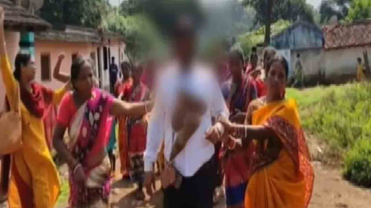 అమ్మాయిలకు అశ్లీల వీడియోలు చూపించిన టీచర్ అమ్మాయిలకు అశ్లీల వీడియోలు చూపించిన టీచర్