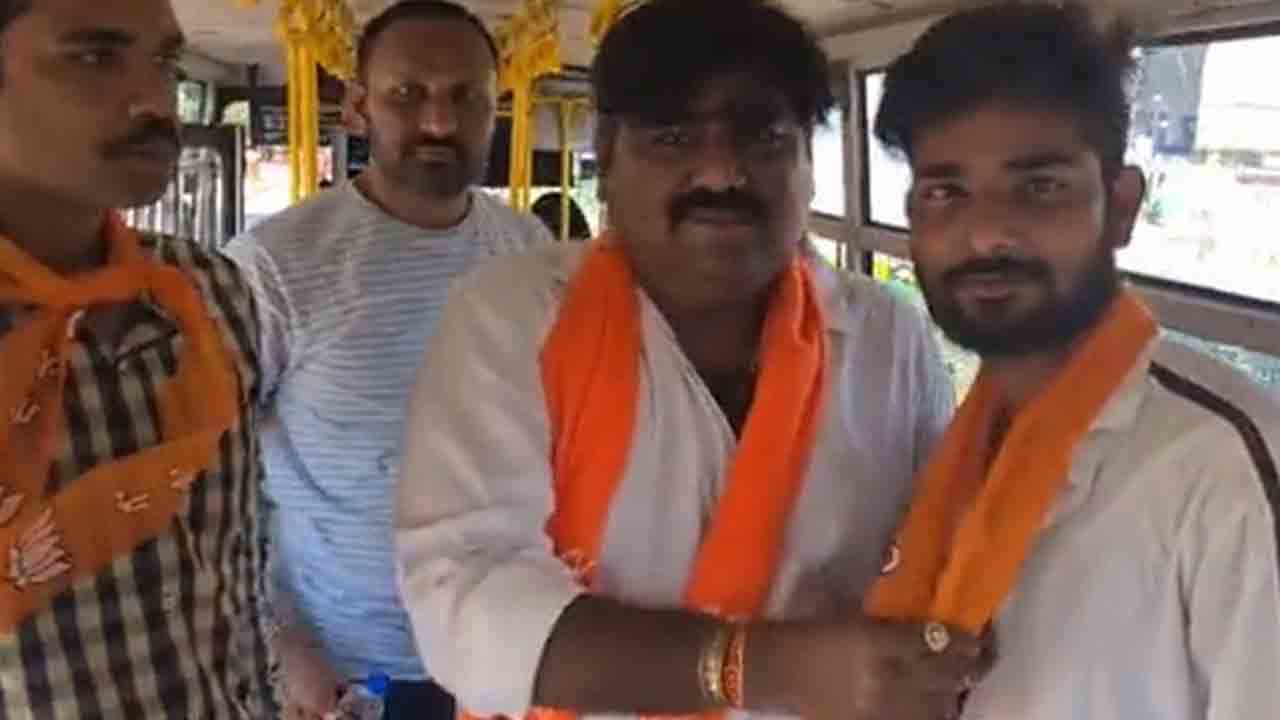 కేజ్రీవాల్కు అన్నం పెట్టి.. మోదీకి జై కొట్టిన ఆటో డ్రైవర్ కేజ్రీవాల్కు అన్నం పెట్టి.. మోదీకి జై కొట్టిన ఆటో డ్రైవర్