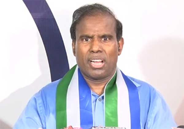 సీఎం కేసీఆర్, కేటీఆర్.. స్థలం ఇవ్వండి దవాఖాన కడతా: కేఏ పాల్ సీఎం కేసీఆర్, కేటీఆర్.. స్థలం ఇవ్వండి దవాఖాన కడతా: కేఏ పాల్