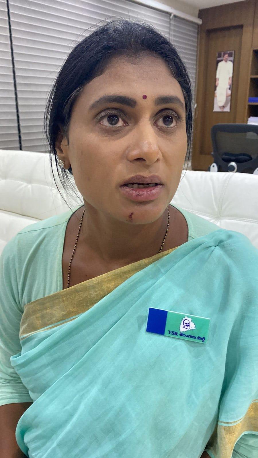వరంగల్: షర్మిల అరెస్టు.. గాయాలు! హైదరాబాద్ తరలింపు వరంగల్: షర్మిల అరెస్టు.. గాయాలు! హైదరాబాద్ తరలింపు