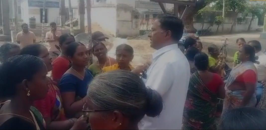 గుండ్రాంపల్లిలో దళిత బంధుపై రగడ.. సెక్రటరీతో వాగ్వాదం గుండ్రాంపల్లిలో దళిత బంధుపై రగడ.. సెక్రటరీతో వాగ్వాదం