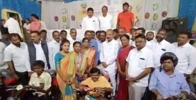 స్థలం ఇస్తే.. దివ్యాంగుల సంక్షేమ భవన్ నిర్మిస్తా: బండి సంజయ్ స్థలం ఇస్తే.. దివ్యాంగుల సంక్షేమ భవన్ నిర్మిస్తా: బండి సంజయ్