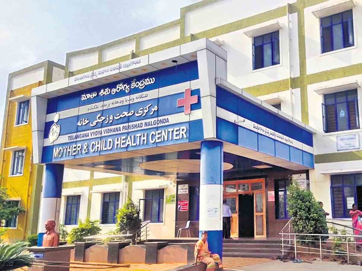 కారులొనే గర్భిణీ ప్రసవం.. నల్లగొండ పెద్దాసుపత్రిలో నిర్వాకం కారులొనే గర్భిణీ ప్రసవం.. నల్లగొండ పెద్దాసుపత్రిలో నిర్వాకం
