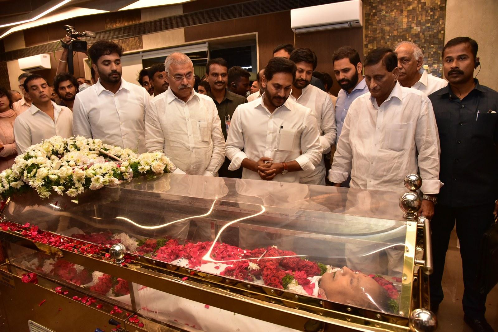 నటశేఖరుడికి కడసారి వీడ్కోలు.. పద్మాలయకు పోటెత్తిన అభిమానులు నటశేఖరుడికి కడసారి వీడ్కోలు.. పద్మాలయకు పోటెత్తిన అభిమానులు